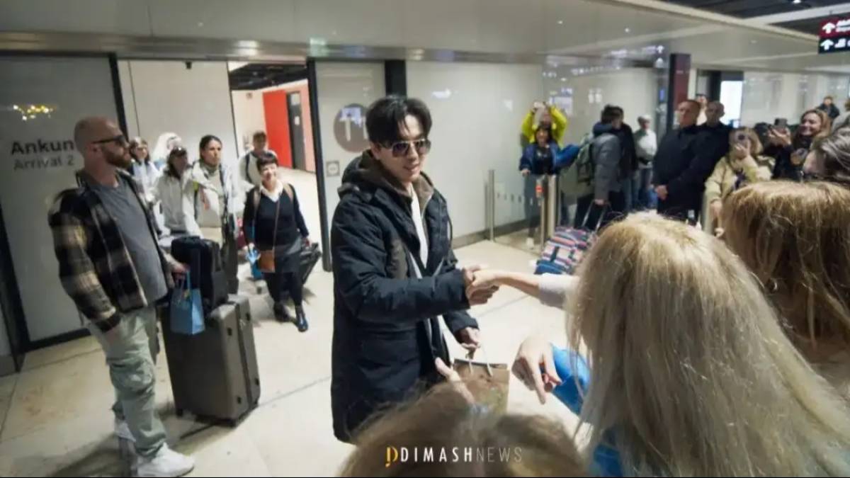 Берлин әуежайында шетелдік фанат Димашқа күй шертіп берді