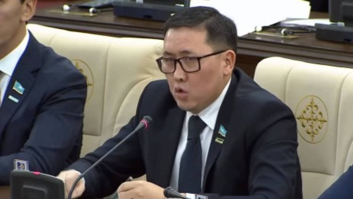 Мәжіліс депутаты ауруханалардағы көлік тұрағы мәселесін көтерді