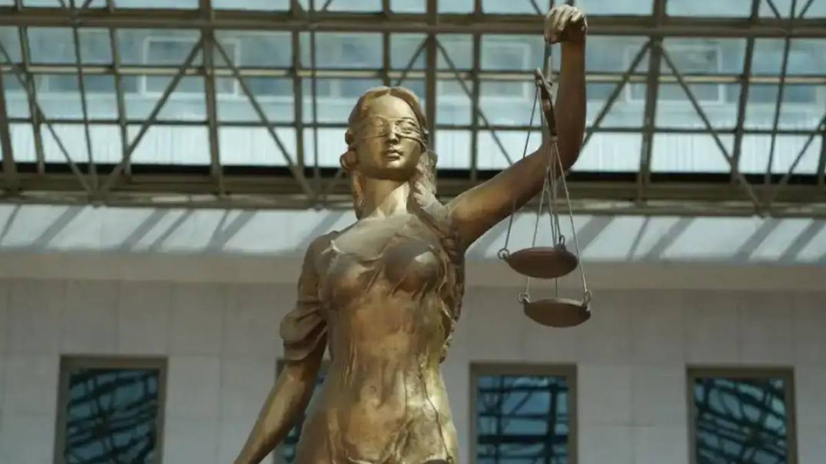 Алматыда қайырымдылық қорының басшысы жасөспірімге базарда қаражат жинатқан