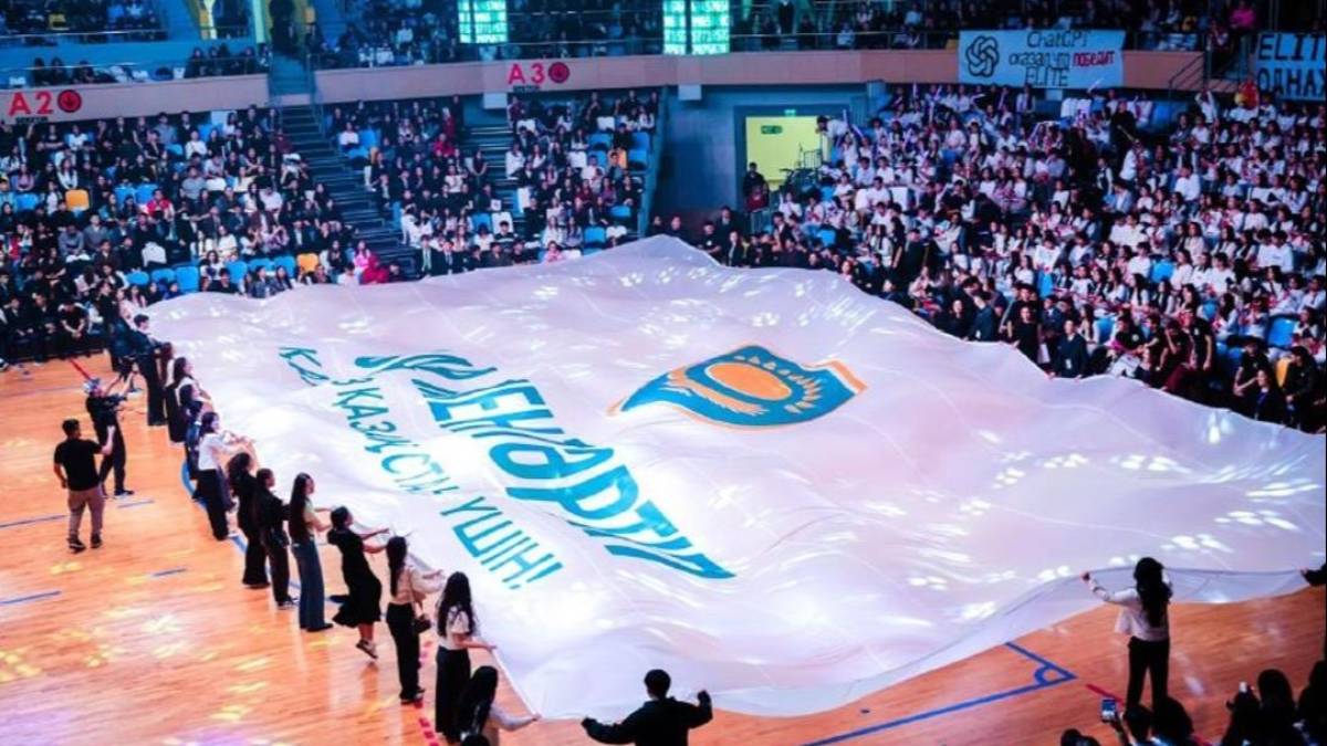 Астанада студенттерді қабылдау кешінде «Заң және тәртіп» алып туы жайылды