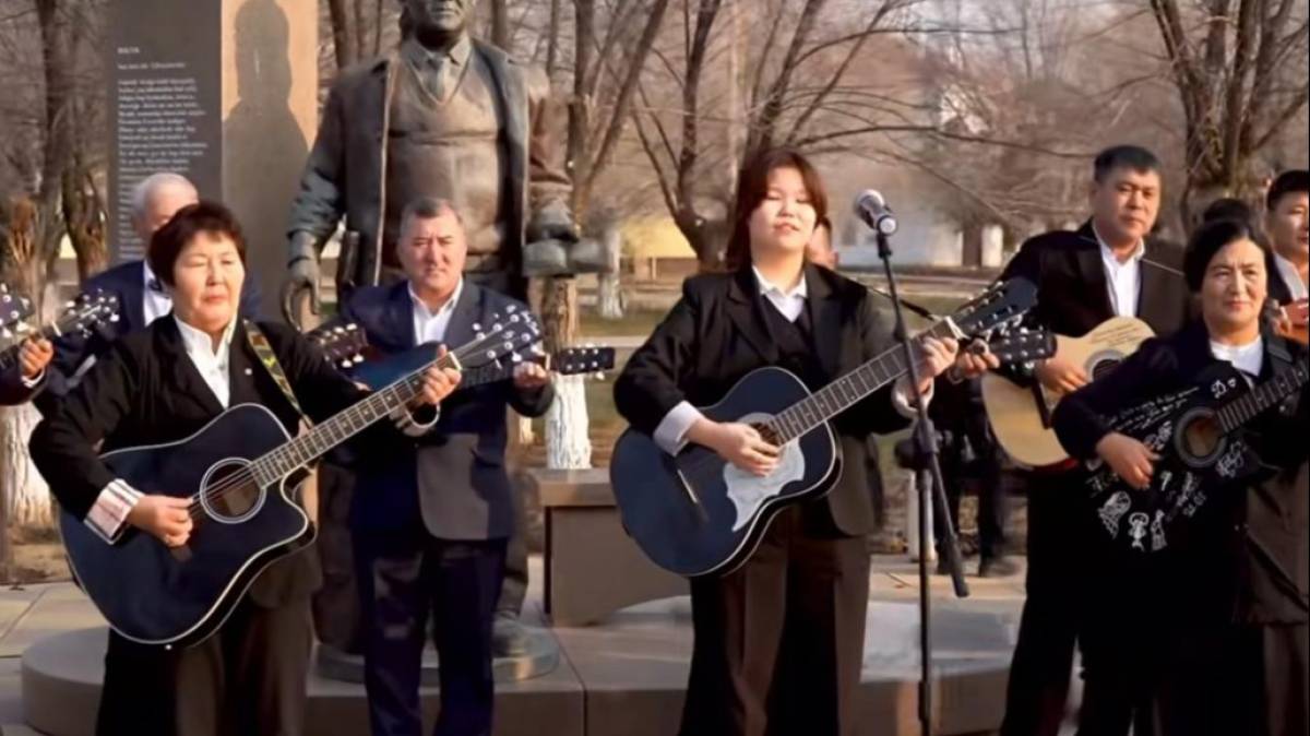 Атырауда 60 гитарашы бір мезетте Табылды Досымовтың әнін шырқады (ВИДЕО)