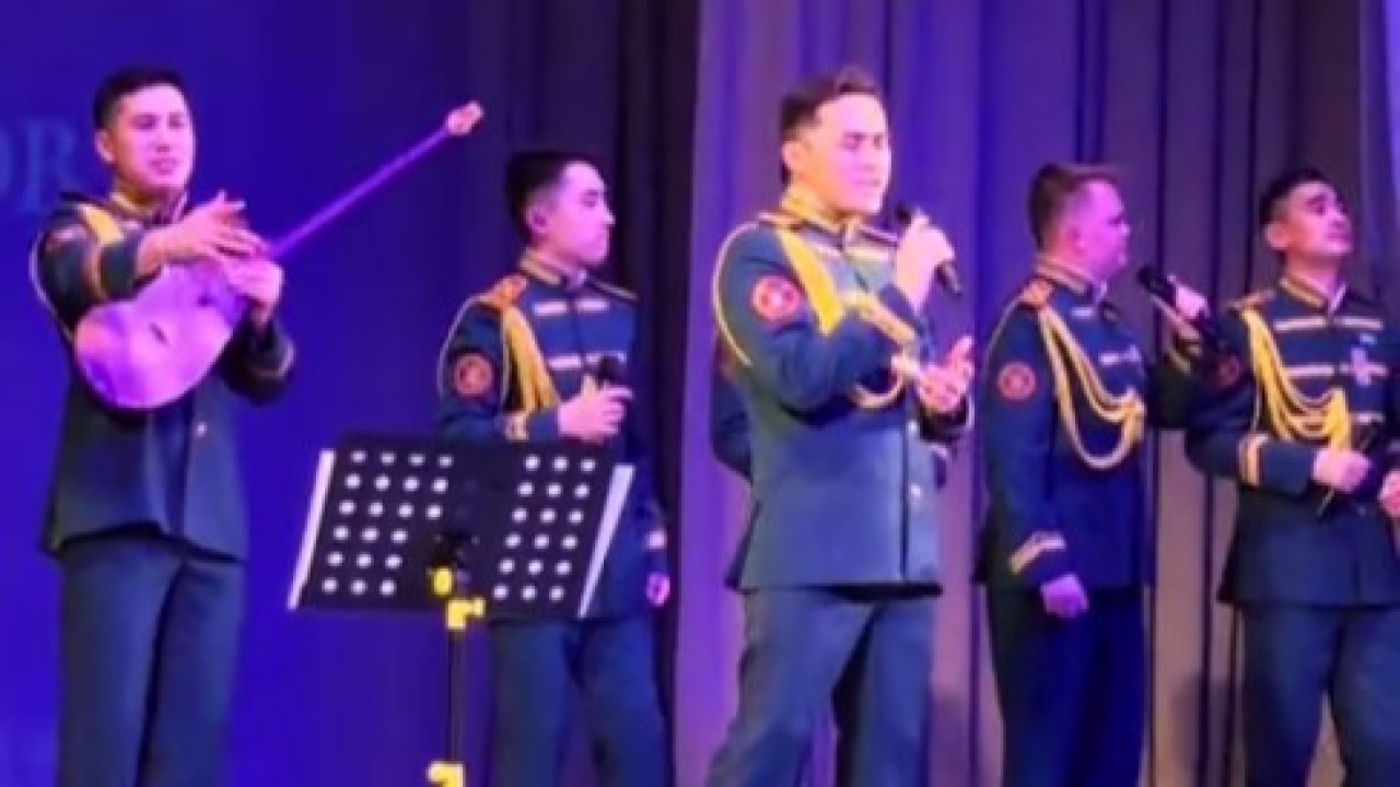 Ұлттық ұлан ерлер хоры домбыраның сүйемелдеуімен Linkin Park хитін орындады