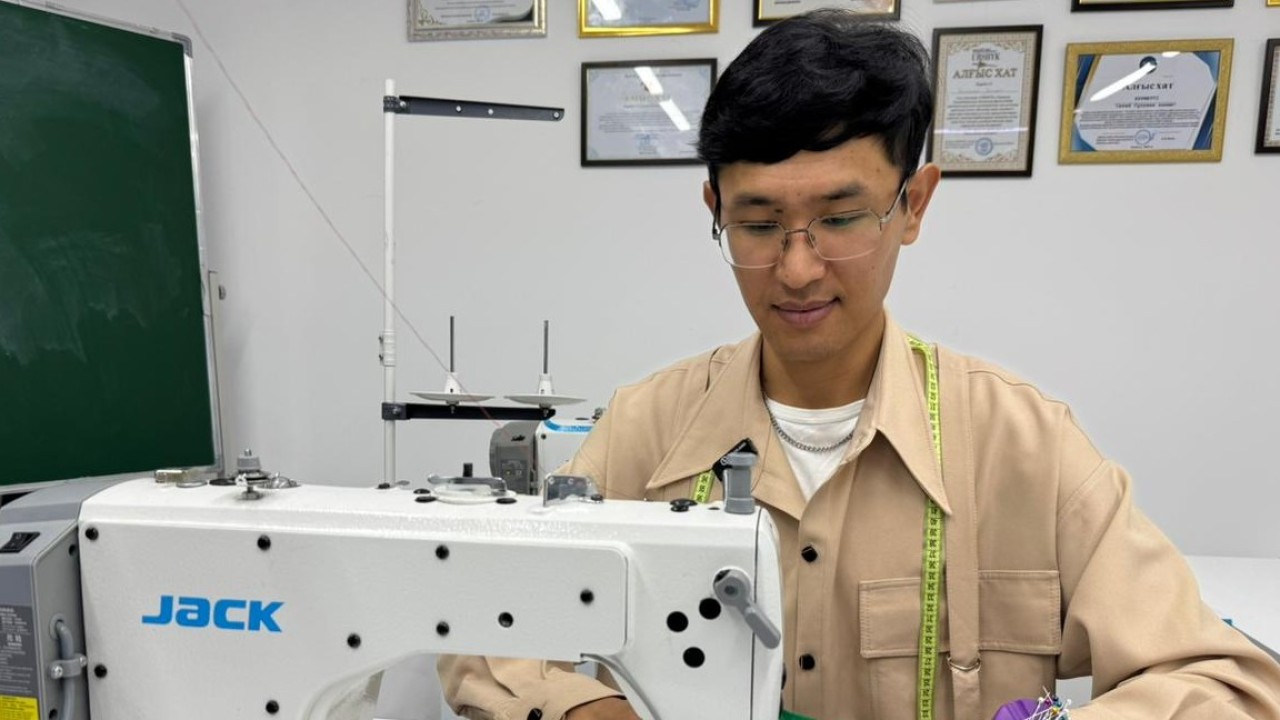 Астаналық тігінші жігіт 15 минутта бір киім тігеді