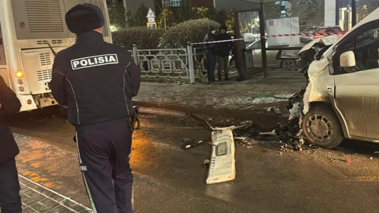 Астанада тоқтап тұрған автобусқа соғылған көлік жүргізушісі мерт болды