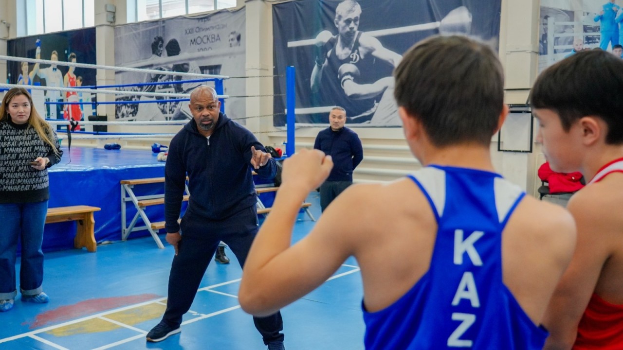 Әлемдік бокс жұлдызы Рой Джонс астаналық жас спортшыларға шеберлік дәрісін өткізді