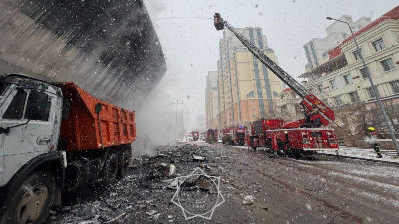 Елордалық өрт сөндірушілер павильоннан шыққан өртті сөндіріп жатыр