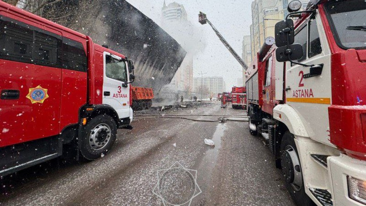 Астанада үш қабатты ғимараттағы өрт сөндірілді – ВИДЕО