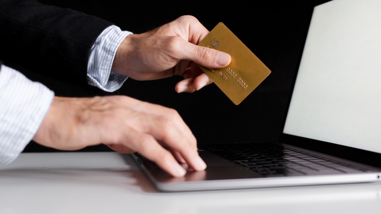 Бірнеше өңір тұрғыны казинода ұтылған алаяққа алданып қалды